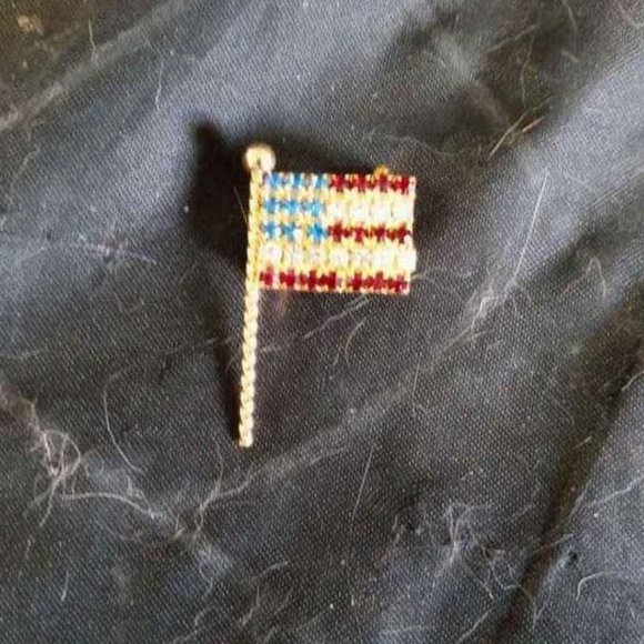 UNIQUE VTG AMERICAN FLAG LAPEL PIN/BROOCH W/BEAUTIFUL CRYSTALS SPIRAL POLE - Picture 2 of 5